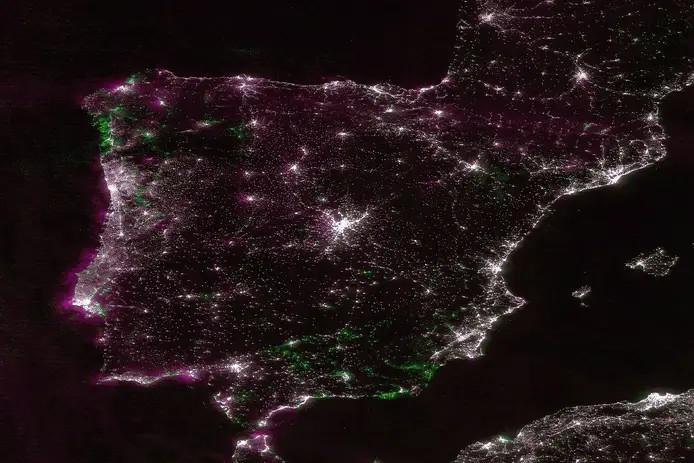 Fotografia da Península Ibérica a partir de satélites dos EUA durante o restabelecimento gradual da energia elétrica após o apagão de 28 abril 2025 Apagão